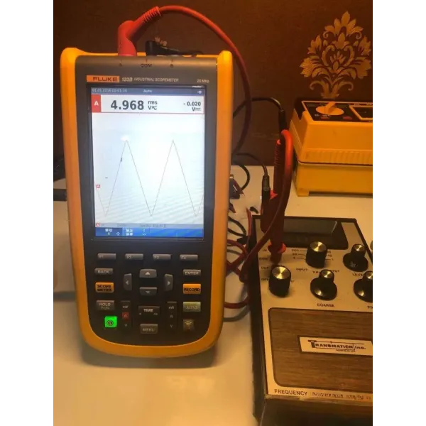 Fluke 123B Dual-Channel Handheld Oscilloscope and Multimeter