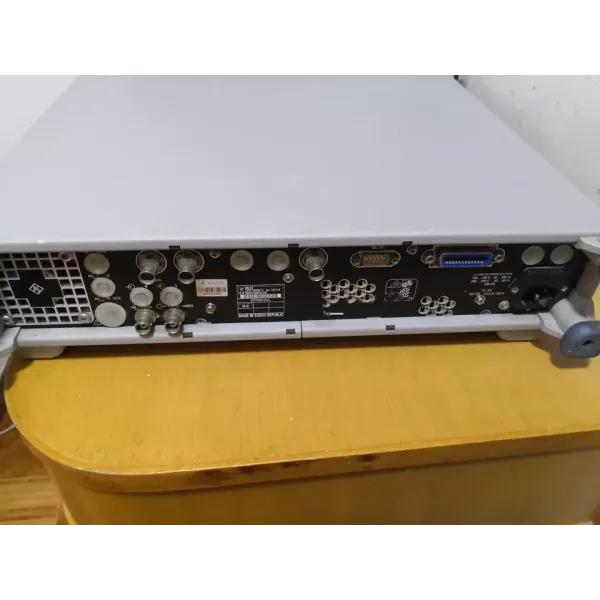 Rohde & Schwarz SME03 signal generator, frequency range from 5 kHz to 3 GHz.